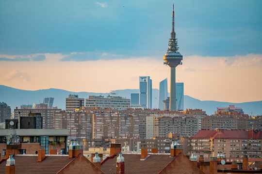 Vistas del edificio de telecomunicaciones de Torre Espa&ntilde;a y Televisi&oacute;n Espa&ntilde;ola, el pirul&iacute;, en la ciudad de Madrid en Espa&ntilde;a, durante un d&iacute;a soleado, con las cuatro torres y las torres K&iacute;o de fondo.