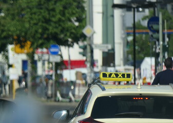 Taxi mit Schild