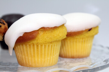 magdalenas y muffins con azúcar glas y chocolate