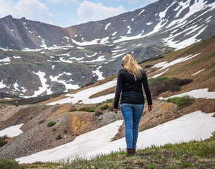 Naklejka premium Portrait of a beautiful woman walking in the Rocky mountains 