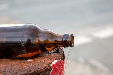 Eine Flüssigkeit läuft aus einer Flasche 