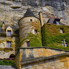 Carré maisons végétalisées à La-Roque-Gageac (24250), département de la Dordogne en région...