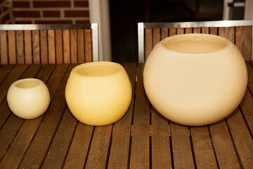 Velas redondas en mesa de madera.