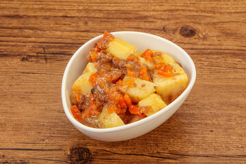 Roasted potato and beef with sauce