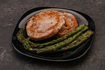 Grilled tuna steak with asparagus