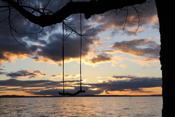 Schaukel im Abendrot