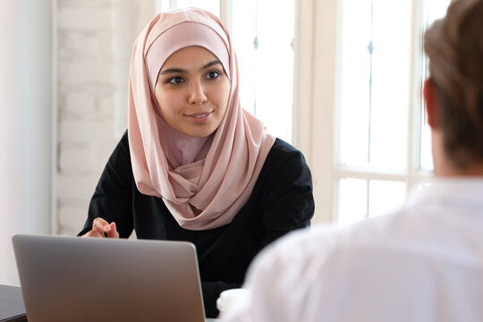 Beautiful Asian Muslim Businesswoman Wearing Hijab Talking With Colleague At Meeting Close Up, Diverse Employees Discussing Business Project Strategy, Attentive Female Leader Listening Ideas