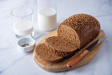 Rye bread with coriander sprinkled with glasses of milk