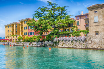 Obraz premium Scenic view of Sirmione, Lake Garda, Italy