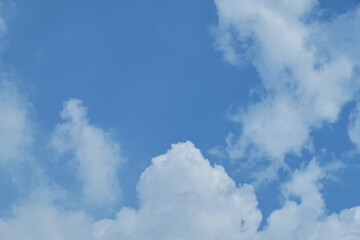 Obraz premium White clouds over blue sky horizontal with copyspace