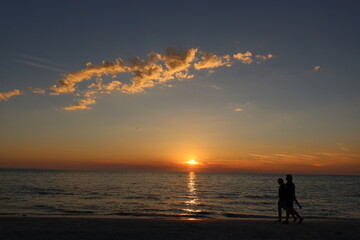 Fototapeta premium couple at sunset