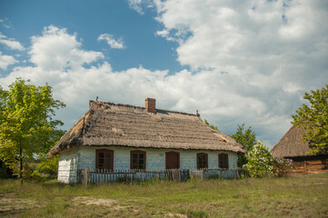 Fototapeta na wymiar wiejskie chaty w muzeum wsi w Maurzycach w Polsce