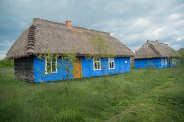 wiejskie chaty w muzeum wsi w Maurzycach w Polsce - obrazy, fototapety, plakaty