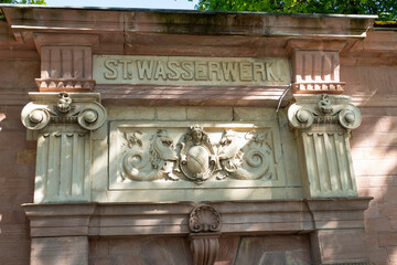 Kelpie Relief am historischen, städtischen Wasserwerk von Baden-Baden