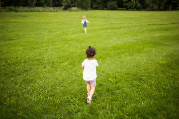 Dzieci łąka trawa przestrzeń 
