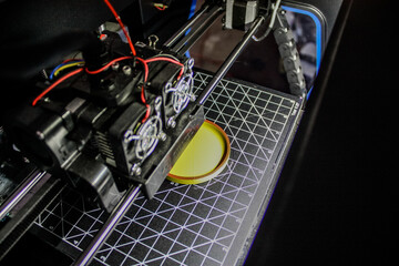 3D Printer - Printing new yellow and orange object 