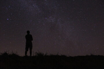 Obraz na płótnie Canvas man watching the night sky