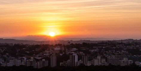Nasce o sol na metrópolis