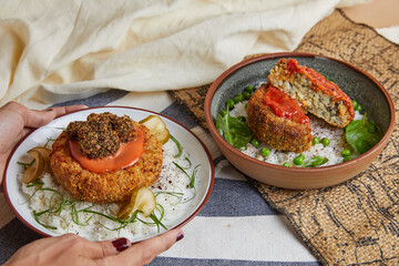Milanesa de arroz y espinaca con arvejas y arroz.