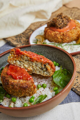 Milanesa de arroz y espinaca con arvejas y arroz.