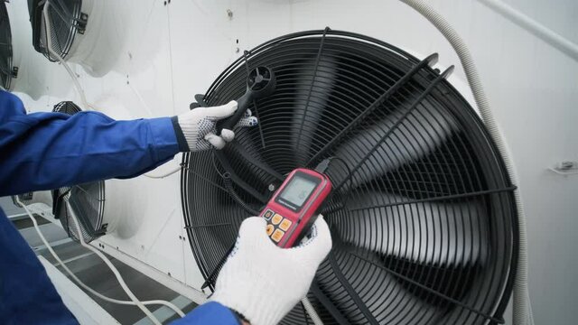 Testing with an anemometer of an axial fan of the condensing unit