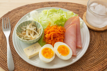 ダイエット中の食事のイメージ