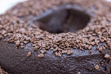 Mousse de chocolate caseiro feito no micro ondas e coberto com chocolate granulado. Sobremesa caseira. 