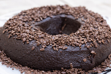Mousse de chocolate caseiro feito no micro ondas e coberto com chocolate granulado. Sobremesa caseira 