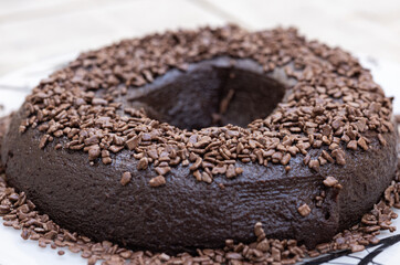 Mousse de chocolate caseiro feito no micro ondas e coberto com chocolate granulado. Sobremesa caseira. 