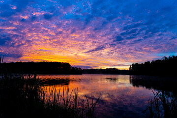 Obraz premium early morning or late evening dramatic sky over forest lake or river, summer landscape