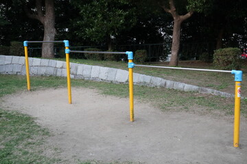 日本の公園の遊具　鉄棒