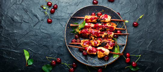 Poultry skewers in cherry sauce