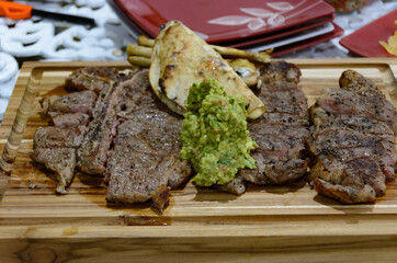 Cortes de carne con guacamole y quesadillas