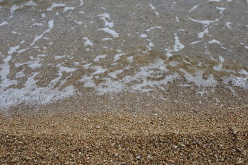 Fototapeta na wymiar 砂浜に波打つ瀬戸内の海