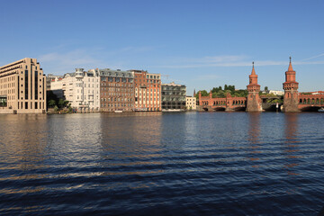 Obraz premium Berlin; Kreuzberger Spreeufer an der Oberbaumbrücke