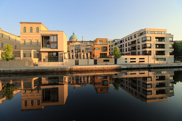 Sommermorgen an der Alten Fahrt in Potsdam; Neugestaltetes Adolf-Miethe-Ufer am Alten Markt
