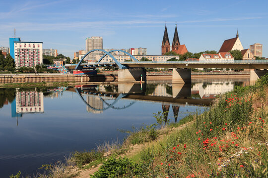 Stadtpanorama von Frankfurt (Oder); Blick vom polnischen Ufer &uuml;ber den Grenzfluss mit Stadtbr&uuml;cke, Oderpromenade und Friedenskirche