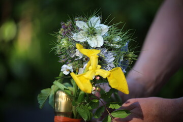 Kleiner zarter Blumenstrauß mit Iris und Jungfer im Grünen