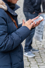 Fototapeta premium Mit einem Handy Nachrichten schrieben