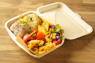 手作り弁当をランチボックスにいれて