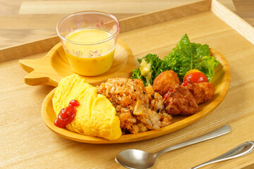 お子様用のランチをひよこ型のプレートに乗せて © KZM