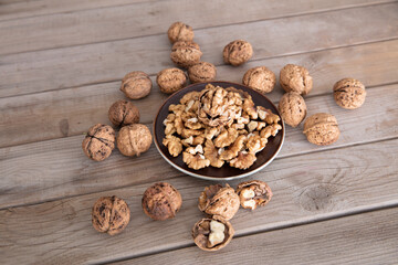 Peel the walnuts into walnut kernels

