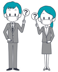 マスクを着けて質問の札を持つスーツ姿の男女