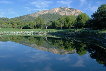 Fototapeta na wymiar Reflection in the water of a mountain lake