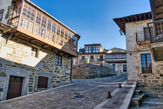 Calle empedrada de la villa Puebla de Sanabria en la provincia espa&ntilde;ola de Zamora