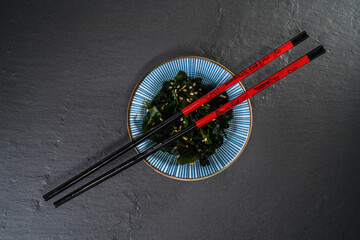 Ensalada de alga wakame con palillos