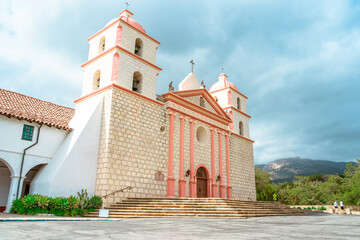 Fototapeta premium Beautiful view of the Church of St. Barbara Mission in Santa Barbara, California