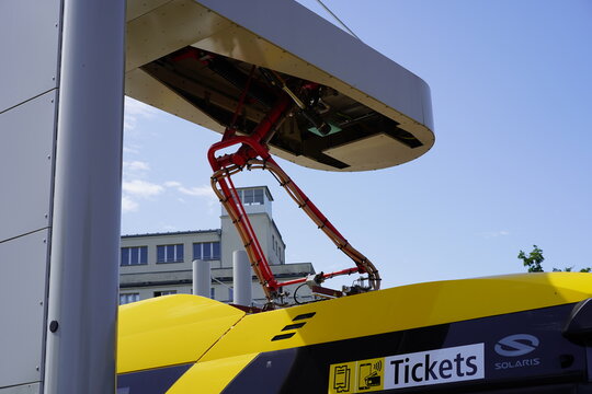 Teilaufnahme BVG Solaris Urbino 18 electric e-Bus beim Ladevorgang an einer Ladestation in Berlin am 21.06.2021