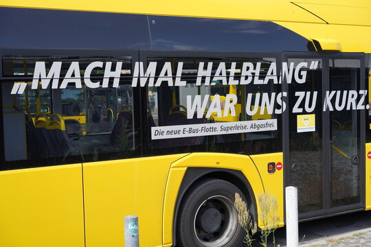 Teilaufnahme BVG Solaris Urbino 18 electric e-Bus in Berlin am 21.06.2021