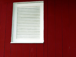 vista colorata di una cabina di legno al mare